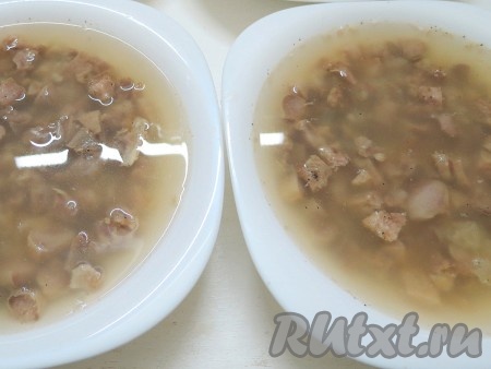 Разливаем бульон. И ещё один небольшой совет. Чтобы холодец получился вкусным, когда его пробуете, соли добавьте так, чтобы бульон был совсем чуточку пересолен.

Когда холодец в тарелках остынет, поставьте его в холодильник. Из этой порции у нас получилось 5 тарелок холодца.