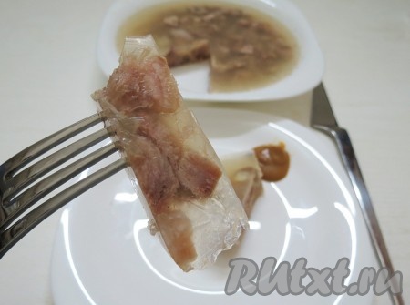 На фотографии видно кусочек нашего холодца из свиных пятачков, он чистый, прозрачный и вкусный.
