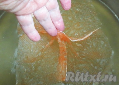 Мы любим холодец прозрачный. Хочу поделиться с вами, как убрать жир с холодца. Если жира много, снимаем его сначала ложкой. Когда его остаётся немного, убираем салфетками. На поверхность холодцу бросаем плашмя столовую бумажную салфетку. Сразу двумя пальцами подхватываем её и быстрым движением вынимаем и выбрасываем. Так повторяем, пока не уберём весь жир и холодец получится прозрачным. Чтобы узнать застынет ли холодец, налейте 1-1,5 столовых ложки на блюдце и поставьте в холодильник. Через полчаса он должен застыть.
