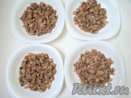 Разобранное мясо раскладываем по тарелкам. Можно украсить морковью или зеленью, но у нас ребята не любят.
