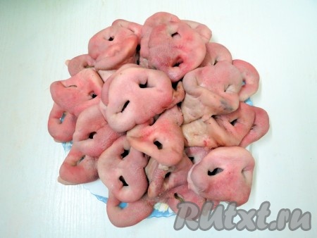 Пятачки покрыты тонкой кожицей. Готовя их к продаже, кожицу снимают, но по невнимательности кое-где она остаётся, удаляем её.
