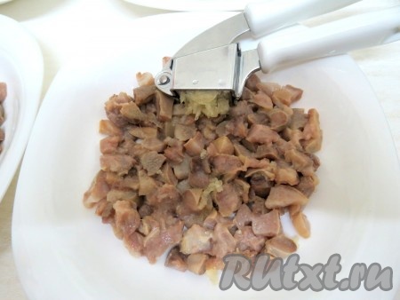 В каждую тарелку выдавливаем чеснок, по вашему вкусу, посыпаем перцем.