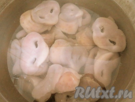 Свиные пятачки заливаем холодной водой, доводим до закипания, сливаем воду, заливаем тремя литрами чистой холодной воды. Доводим до закипания. Если хотите, чтобы холодец был прозрачным, не давайте холодцу бурлить. Следите за тем, как он кипит. Он должен вариться на самом маленьком огне. Холодец не кипит, он млеет. Варим приблизительно 5 часов.
