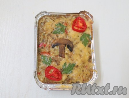 Через 50 минут достаём запеканку, посыпаем сыром, по желанию, украшаем дольками грибов, кружочками помидоров и зеленью, отправляем в духовку ещё на 3-5 минут (до расплавления сыра).