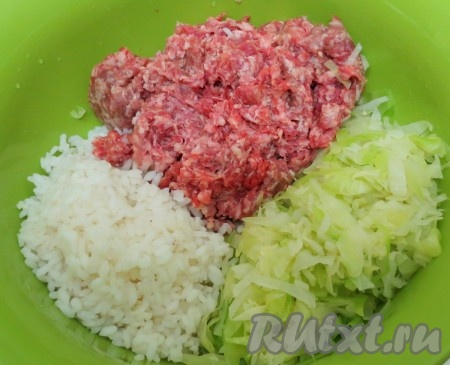 Соединяем вместе фарш, рис и капусту.