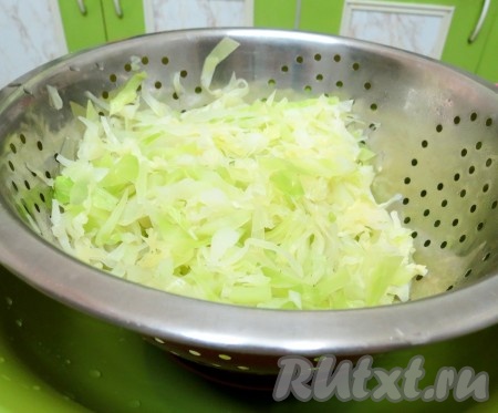 Затем откидываем капусту на дуршлаг, даём лишней воде стечь.