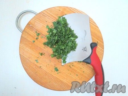 Зелень моем, обсушиваем, нарезаем мелко. Лук очищаем и мелко нарезаем.