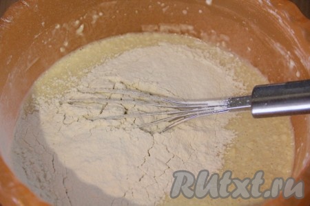 Добавляя небольшими порциями просеянную муку, постоянно перемешивая венчиком, замесить негустое и однородное блинное тесто. Всыпая понемногу муку, ориентируйтесь на густоту замешиваемого теста. Дать тесту отдохнуть в течение 10-15 минут.