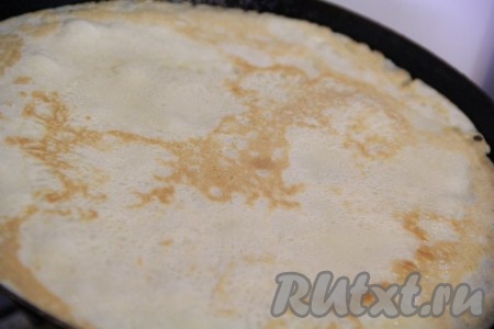 Сковороду хорошо раскалить, а затем смазать растительным маслом и уменьшить огонь до среднего. Влить половник блинного теста, равномерно распределить. Жарить блин до золотистости с двух сторон. Блинчик хорошо переворачивается. Готовый блин переложить на тарелку. Периодически перемешивая тесто, постепенно пожарить все блинчики, складывая их горкой на тарелку. Я смазывала сковороду маслом только перед жаркой первого блина, но многое зависит от качества сковороды, на которой вы готовите.