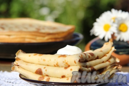 Вкусные, нежные блины, приготовленные из 3 яиц на молоке, подать горячими, дополнив джемом, сметаной или сладким соусом.