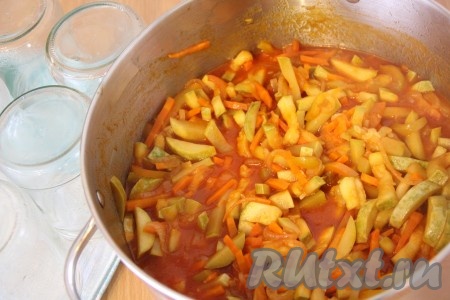 С момента закипания варить салат из кабачков на среднем огне в течение 30 минут. Не допускать сильного кипения, пусть наш салат томится. В конце варки добавить в кастрюлю уксус и хорошо перемешать. Снять кастрюлю с овощной смесью с огня. 