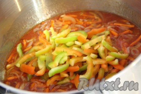 Добавить перец в кастрюлю и хорошо перемешать.