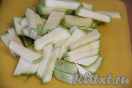 Кабачки нарезать брусочками.