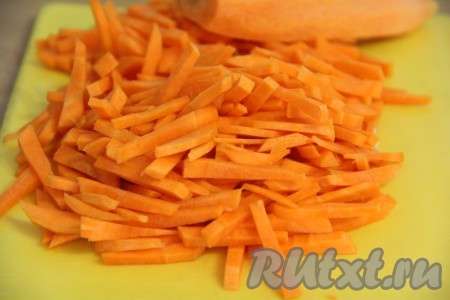  Морковь нарезать длинными брусочками.