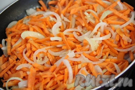 Добавить морковь к луку. Обжарить овощи в течение 10 минут, периодически перемешивать.