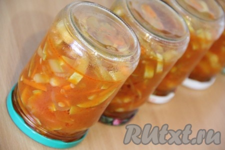  Аккуратно разложить горячую овощную смесь по стерильным банкам и закрутить крышками. Перевернуть баночки кверху дном и укутать в плед до полного остывания. Хранить салат из кабачков в тёмном, прохладном месте (я храню в кладовке). Порадуйте себя зимой ароматными и вкусными "Сергиево-Посадскими" кабачками, приготовленными по этому рецепту.