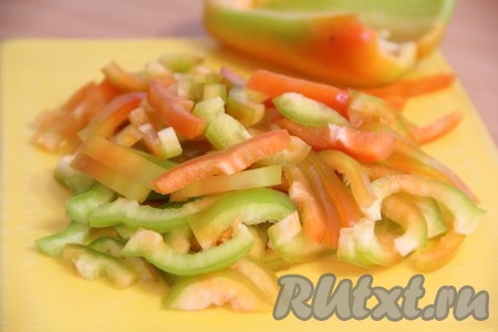 Перец нарезать соломкой.