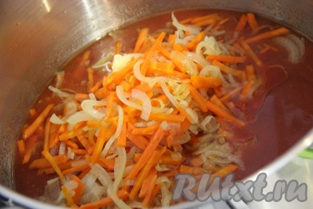 Как только томатная смесь закипит, добавить обжаренные овощи, 100 мл растительного масла. Всё хорошо перемешать.
