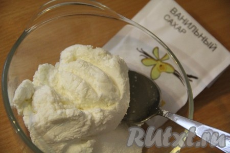 Творог выложить в удобную посуду, добавить ванильный сахар и сахар. Я взяла домашний творог (он не сухой), если используете покупной творог, то лучше добавить 1 небольшое яйцо, чтобы начинка не была сухой и рассыпчатой.
