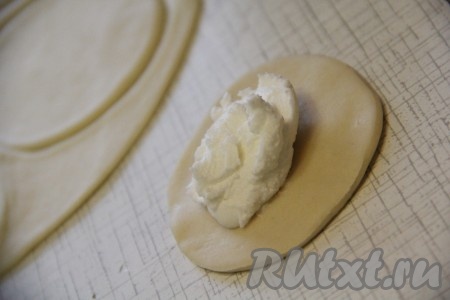 На середину теста выложить немного творожной начинки.