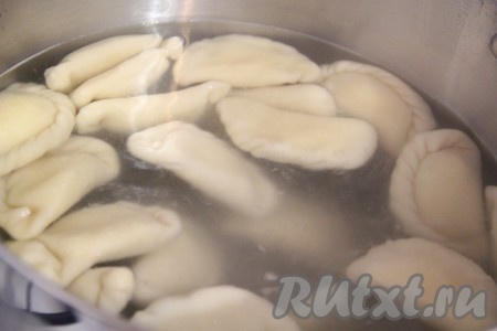  Кастрюлю с водой поставить на огонь и довести до кипения. Добавить в воду щепотку соли. Аккуратно опустить вареники в кипящую воду. Я во время опускания вареников слегка помешиваю ложкой, чтобы вареники не слипались. Варить 10 минут. Готовые вареники вынуть шумовкой и подать к столу.