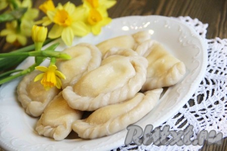  Вот такие красивые и аппетитные вареники с творогом из теста на минералке получились у меня. 