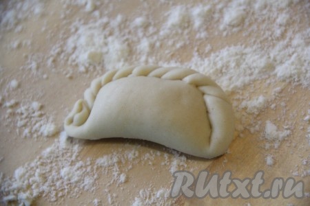 Защипать края теста так, чтобы начинка осталась внутри. Я решила сделать красивый, витой краешек. 