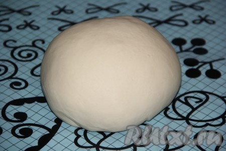 Приготовить тесто: в глубокую миску влить минеральную воду, добавить яйцо, соль, сахар и растительное масло. Всё слегка перемешать вилкой. Затем всыпать небольшими порциями просеянную муку. Сначала размешивать массу вилкой, а как только тесто начнёт собираться в комок, выложить его на силиконовый коврик и хорошо вымесить руками, подсыпая муку. Тесто получится мягкое, эластичное, блестящее и не липнущее к рукам.