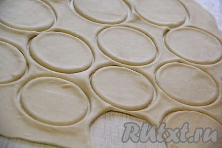 Раскатать тесто скалкой в большой пласт. Вырезать из теста кружочки с помощью тонкого стакана. Размер вареников определяйте сами.