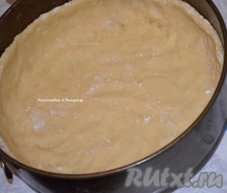 В форму диаметром 20 см выложить песочное тесто, формируя бортики высотой примерно 3,5 см.
