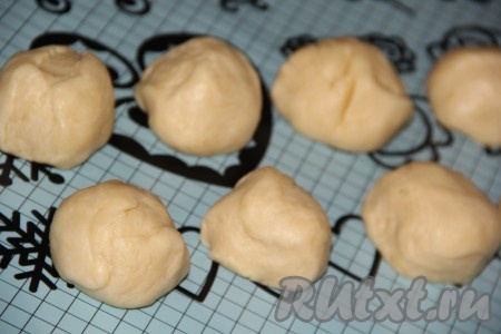 Разделить тесто на 12 частей.