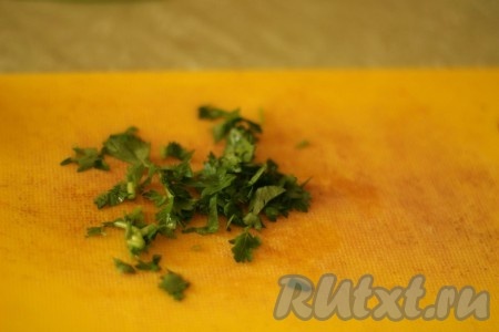 Петрушку мелко покрошить. 