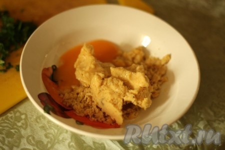 Добавить яйцо, чеснок, петрушку, соль и перец в нутовую смесь. 