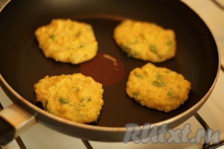 Обжарить оладьи на сухой сковородке с двух сторон по 2-3 минуты с каждой.