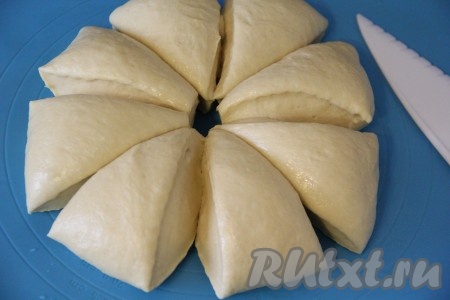 Вот так просто можно получить отличное тесто, замешанное на кефире в хлебопечке. Вы можете готовить из него любые булочки. А я решила испечь нежные, мягкие, аппетитные, в меру сладкие булочки, которые можно и к чаю подать, и использовать для приготовления бутербродов. Для этого нужно разделить тесто острым ножом на 8-10 частей.