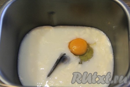 Кефир комнатной температуры (кефир можно достать из холодильника заранее или подогреть в течение 20 секунд в микроволновке на максимальной мощности, затем перемешать и поставить в микроволновку ещё на 20 секунд), сахар и яйцо добавить в ведёрко хлебопечки.