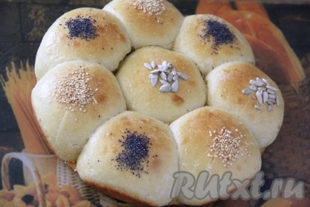 Поставить форму в разогретую духовку и выпекать булочки при температуре 200 градусах примерно 35 минут (до лёгкого золотистого цвета).