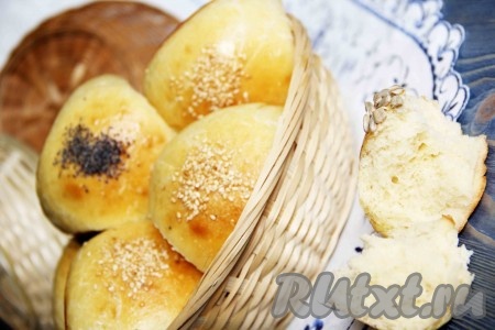 Достать форму с булочками из духовки. Слегка их остудить, а затем вынуть из формы. Наши нежные, мягкие булочки, испечённые из теста, замешанного на кефире в хлебопечке, готовы к подаче на стол.