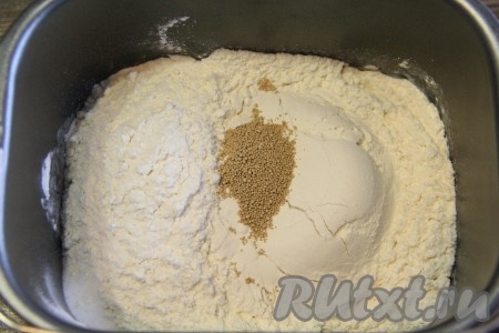 Затем всыпать муку, сухие дрожжи и соль. Соль и дрожжи не дружат во время замеса теста. Так что старайтесь всыпать дрожжи и соль в разные места. К примеру, если дрожжи всыпали в середину ведёрка хлебопечки, то соль всыпьте в какой-нибудь угол.