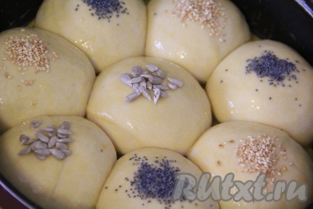 По желанию, посыпать верх булочек маком, кунжутом или очищенными семечками.