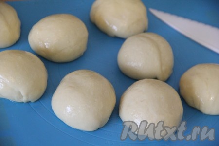 Сформировать из частей теста круглые булочки.