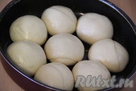 Форму для выпечки смазать растительным (или сливочным) маслом. Выложить булочки в форму неплотно друг к другу.