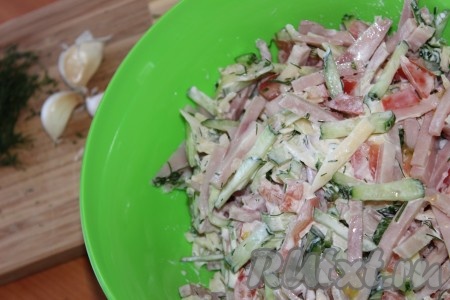 Хорошо перемешать и подать к столу вкусный, пикантный, сочный салат из помидоров, ветчины, огурцов и сыра.