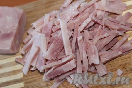 Ветчину нарезать небольшой соломкой.
