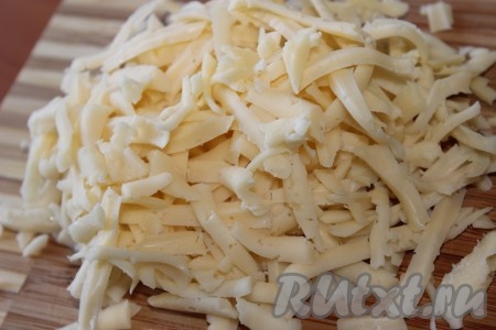 Сыр &nbsp;натереть на крупной терке.