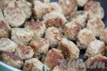 Обжарить фрикадельки на среднем огне до подрумянивания со всех сторон.