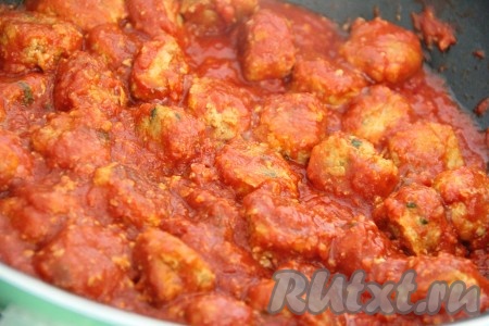 Хорошо перемешать и тушить фрикадельки в томатном соусе 15 минут под крышкой на небольшом огне. В процессе тушения фрикадельки нужно 2-3 раза перемешать, чтобы они равномерно пропитались соусом.