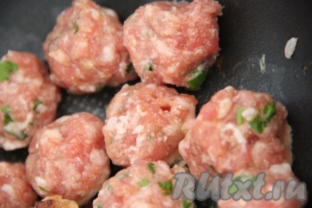 Сформировать из фарша небольшие шарики - фрикадельки. Я формирую фрикадельки руками, смоченными в воде, так фарш не липнет к рукам. Разогреть в глубокой сковороде (или в кастрюле с толстым дном) растительное масло, выложить фрикадельки.