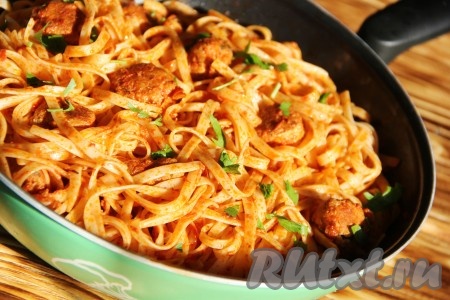 Аппетитные, сочные фрикадельки подать к столу с гарниром (например, с картофелем или макаронными изделиями), поливая томатным соусом. Я отварила яичную лапшу добавила её в сковороду с фрикадельками, перемешала, покрывая со всех сторон томатным соусом, прогрела 2 минуты на огне и подала к столу. Очень вкусно, попробуйте!