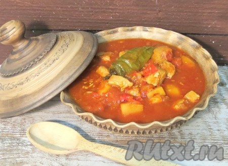 Даём супу настояться под закрытой крышкой минут 15, затем разливаем по тарелкам и угощаем родных и близких. Себе в тарелку я обязательно добавляю жгучий перчик. Венгерский суп-гуляш со свининой получается наваристым, ароматным и очень вкусным, обязательно приготовьте!